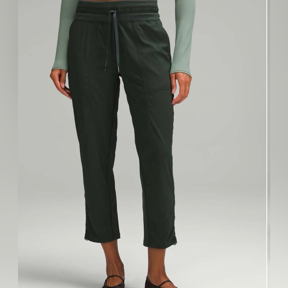 NWT Lululemon Dance Studio Mid-Rise Cropped Pant
Legacy Green Size 6